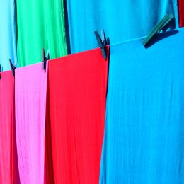 Čo dokáže najviac poškodiť potlač a farbu na textile?